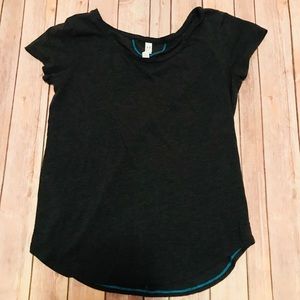 💕Heathered gray under armour workout top💕